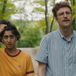 Sunita Mani und John Reynolds in "Save Yourselves!" © 2020 Bleecker Street