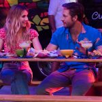 Emma Roberts und Luke Bracey in "Holidate" © 2020 Netflix