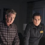 Ben Mendelsohn und Yul Vasquez in "The Outsider" © 2020 HBO/Media Rights Capital