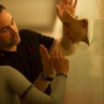 Alicia Vikander und Alex Garland am Set von "Ex Machina" (2015) © A24