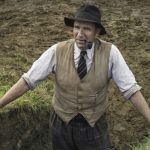 Ralph Fiennes in "Die Ausgrabung" © 2020 Netflix