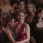 Madelaine Petsch, Vanessa Morgan, Cole Sprouse und Lily Reinhart in "Riverdale" © 2020 The CW Network, LLC. All Rights Reserved.