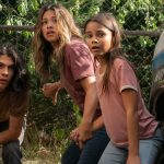 Lucius Hoyos, Gina Rodriguez und Ariana Greenblatt in "Awake" © 2021 Netflix