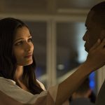 Freida Pinto und Leslie Odom Jr. in "Needle in a Timestack" © 2021 Lionsgate